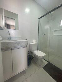 03 habitaciones (aire acondicionado y ventilador), capacidad para 10 personas, garaje.