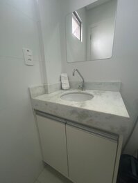 03 habitaciones (aire acondicionado y ventilador), capacidad para 10 personas, garaje.