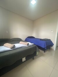 03 habitaciones (aire acondicionado y ventilador), capacidad para 10 personas, garaje.