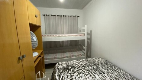 Quarto com cama casal e beliche 