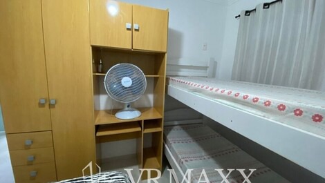 Quarto com cama casal e beliche 