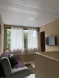 Sala com sofá cama e tb 32 