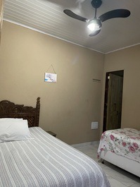 Suíte com cama de casal e cama de solteiro 