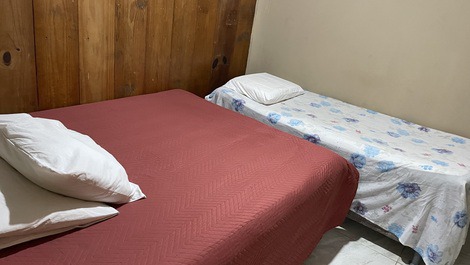 Quarto com cama de casal e de solteiro 