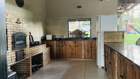 Cozinha ampla com microondas, forno elétrico, fogão a gás e a lenha 