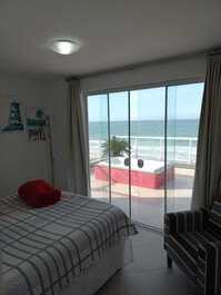 Hermoso y espacioso ático frente al mar