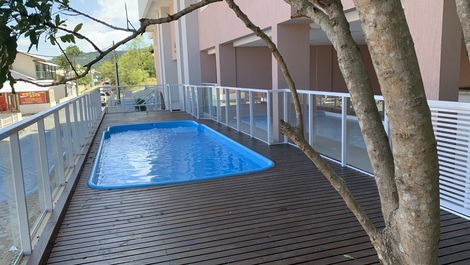 Apartamento em condomínio com Piscina em Bombas - Bombinhas