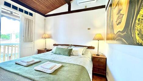 "Casa Balinesa com Piscina e Serviços, Apenas 50m da Praia"