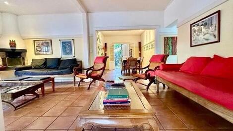 "Casa Balinesa com Piscina e Serviços, Apenas 50m da Praia"