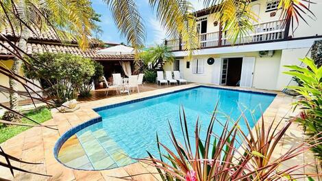 "Casa Balinesa com Piscina e Serviços, Apenas 50m da Praia"