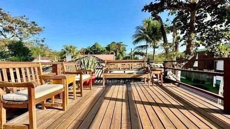 "Casa Balinesa com Piscina e Serviços, Apenas 50m da Praia"