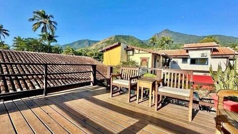 "Casa Balinesa com Piscina e Serviços, Apenas 50m da Praia"