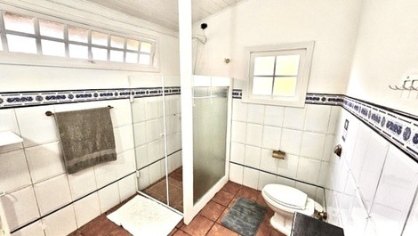 "Casa Balinesa com Piscina e Serviços, Apenas 50m da Praia"