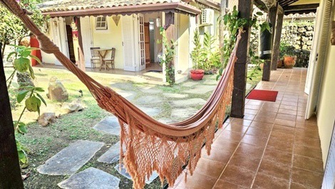 "Casa Balinesa com Piscina e Serviços, Apenas 50m da Praia"