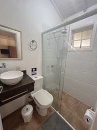 "Casa Balinesa com Piscina e Serviços, Apenas 50m da Praia"