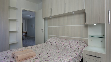 Aluguel mensal apartamento 1 dormitório 100 m do mar!