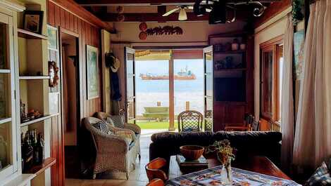 Beautiful 4 bedroom beachfront house in Praia dos Ingleses Florianópolis