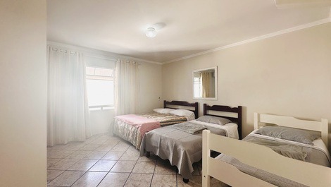 No quarto tem ar condicionado e tv