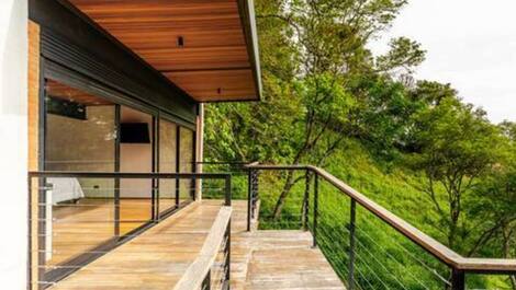 A Mountain Retreat — Nature, Comfort and Stunning Views