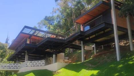 A Mountain Retreat — Nature, Comfort and Stunning Views