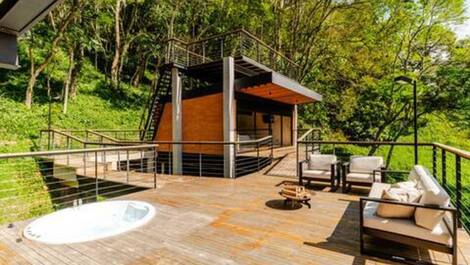 A Mountain Retreat — Nature, Comfort and Stunning Views