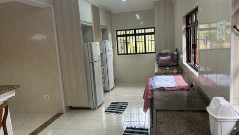 Beautiful, with pool, contact with nature and lake for fishing.