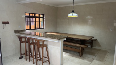 Beautiful, with pool, contact with nature and lake for fishing.