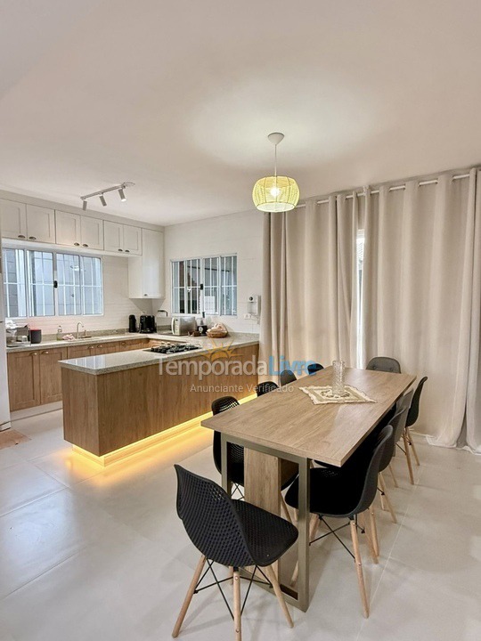 Casa para alquiler de vacaciones em Bertioga (Jardim Indaiá)