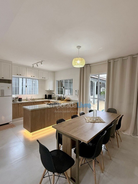 Casa para alquiler de vacaciones em Bertioga (Jardim Indaiá)