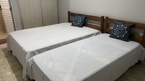 Suite 1 cama casal, 1 solteira ,espelho , cabideiro, armário planejado varanda e banheiro.