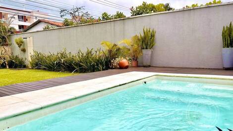 Linda casa de esquina com piscina, a poucos passos do mar em...