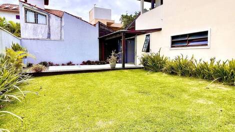 Linda casa de esquina com piscina, a poucos passos do mar em...