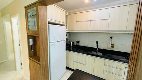 Apartamento 2 dormitórios meia quadra do mar TEMPORADA