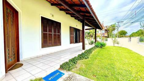 Linda casa de esquina com piscina, a poucos passos do mar em...