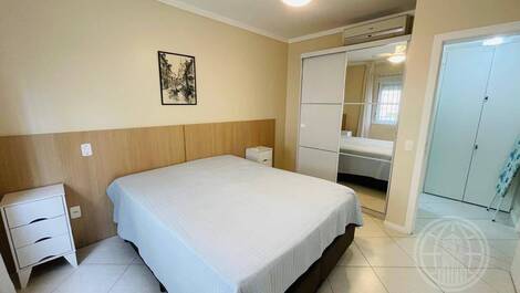 Apartamento 2 dormitórios meia quadra do mar TEMPORADA
