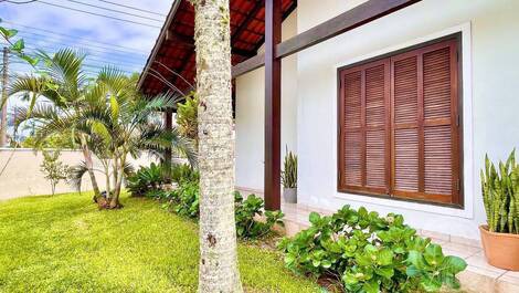 Linda casa de esquina com piscina, a poucos passos do mar em...