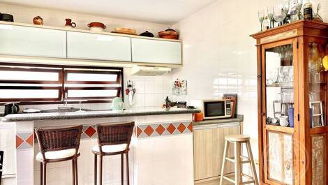 Linda casa de esquina com piscina, a poucos passos do mar em...