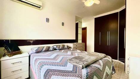 Apartamento 2 dormitórios uma quadra e meia do mar TEMPORADA