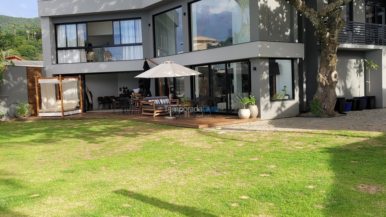 House for vacation rental in Florianópolis (Praia da Armação)