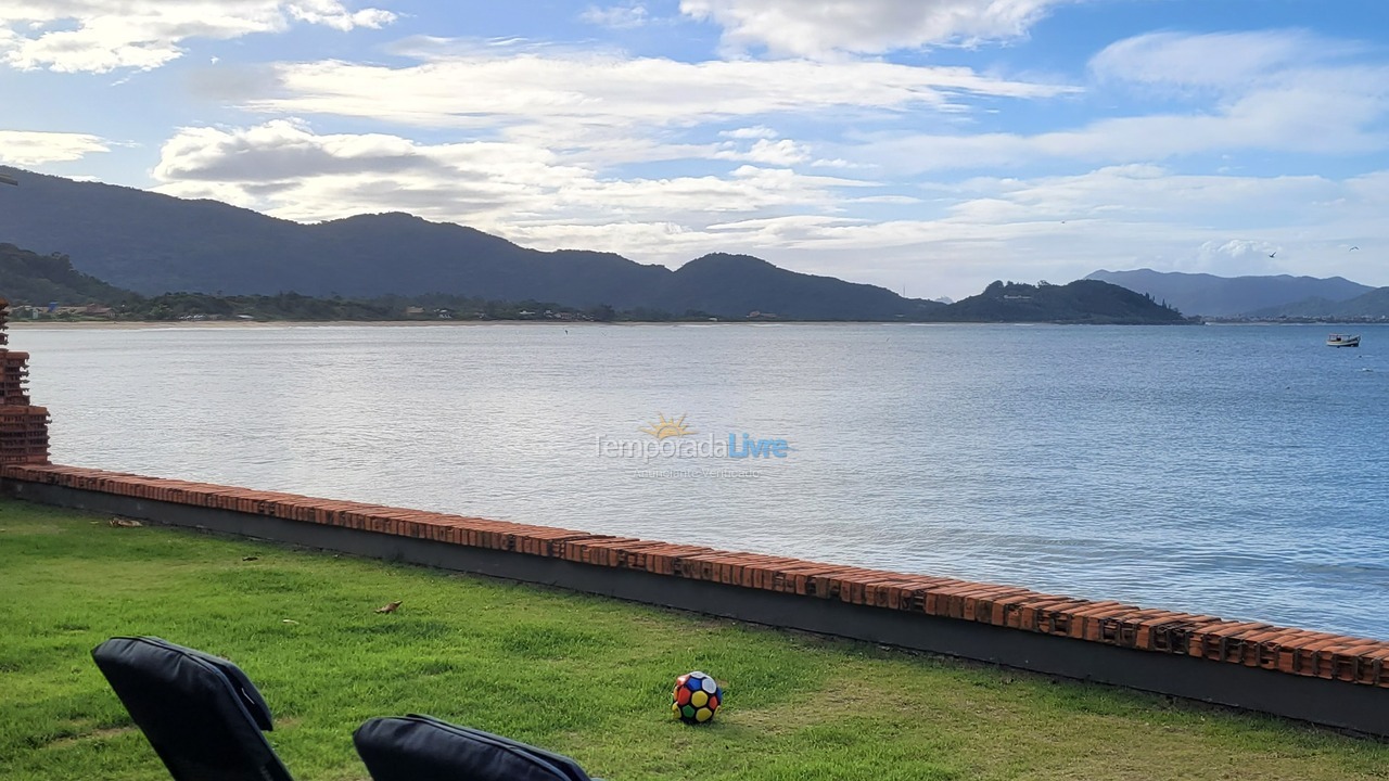 House for vacation rental in Florianópolis (Praia da Armação)
