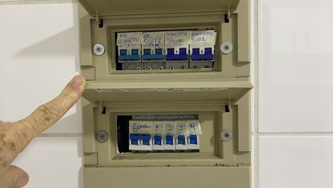 Quadro de disjuntores - comandos elétricos. atrás porta da cozinha