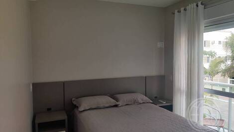 1 bedroom apartment half a block from the beach SEASONAL.