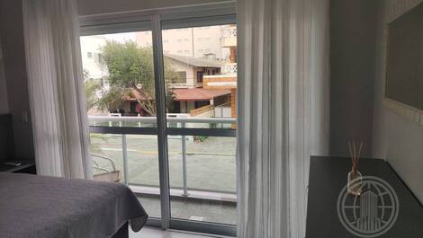 1 bedroom apartment half a block from the beach SEASONAL.