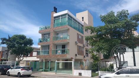 1 bedroom apartment half a block from the beach SEASONAL.