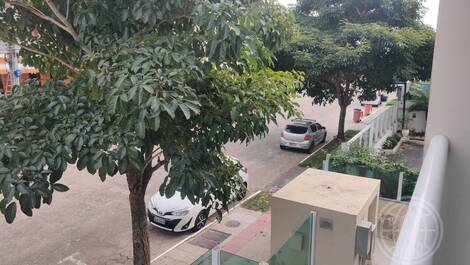 1 bedroom apartment half a block from the beach SEASONAL.