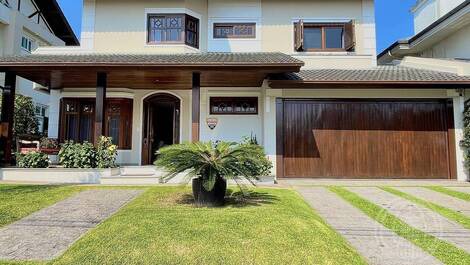 Holiday Home in Jurerê Internacional – 5 Bedrooms, Pool and...