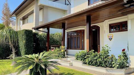 Holiday Home in Jurerê Internacional – 5 Bedrooms, Pool and...