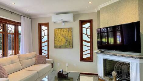 Holiday Home in Jurerê Internacional – 5 Bedrooms, Pool and...