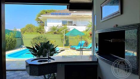 Holiday Home in Jurerê Internacional – 5 Bedrooms, Pool and...