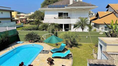 Holiday Home in Jurerê Internacional – 5 Bedrooms, Pool and...